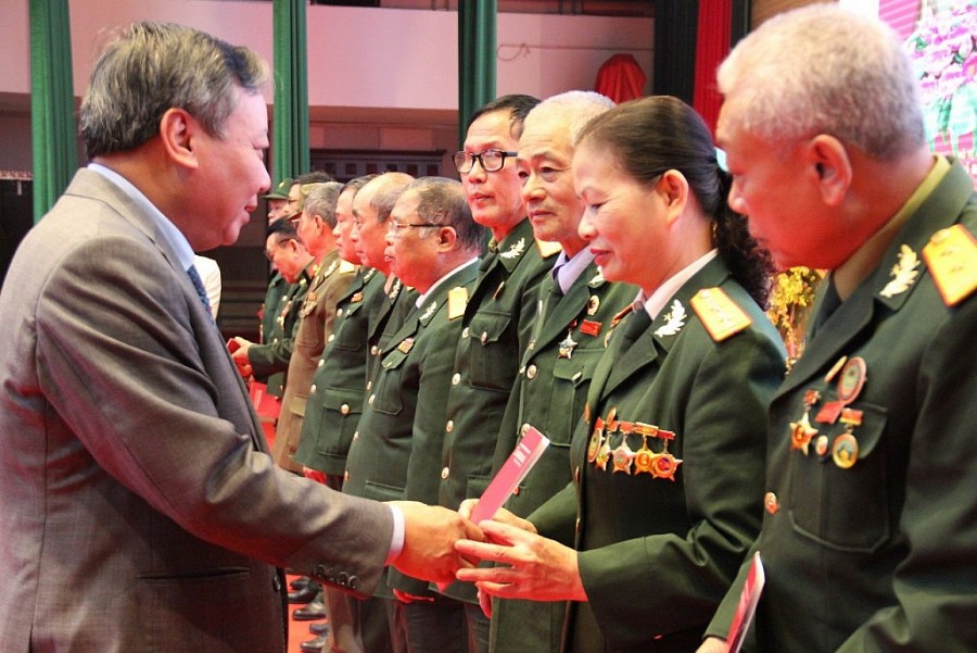 Phó Bí thư Thành ủy Hà Nội Nguyễn Văn Phong trao quà tới các cựu quân tình nguyện