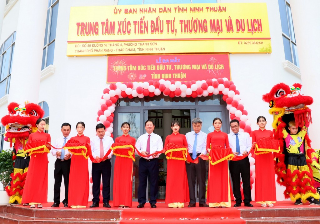 Các đại biểu cắt băng khánh thành Trung tâm Xúc tiến Đầu tư, Thương mại và Du lịch tỉnh Ninh Thuận