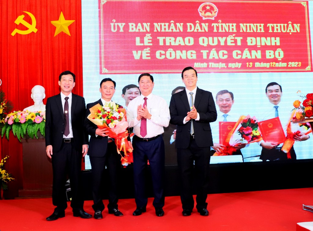 Chủ tịch UBND tỉnh Ninh Thuận( áo trắng) trao hoa chúc mừng Ban Giám đốc Trung tâm Xúc tiến Đầu tư, Thương mại và Du lịch tỉnh Ninh Thuận
