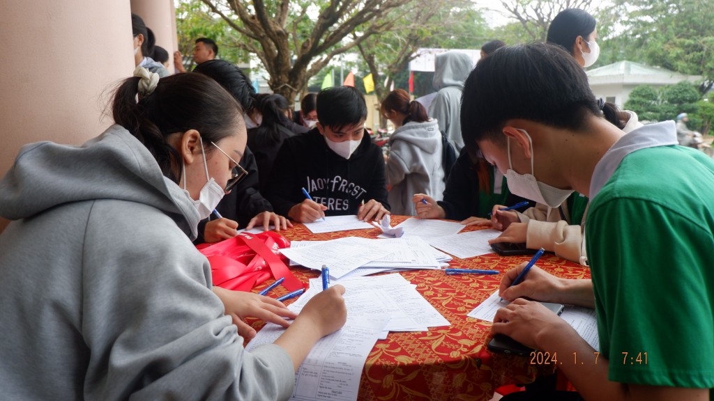 Hàng nghìn thanh niên, sinh viên trên địa bàn TP Đà Nẵng hăng hái, xung kích đăng ký hiến máu cứu người (Ảnh Đ.Minh)