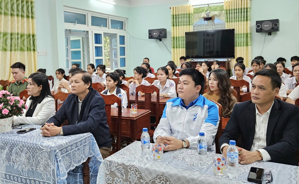 Các đại biểu tham dự chương trình trao tặng mũ bảo hiểm cho các em học sinh trường THPT Minh Long (Ảnh V.Q)
