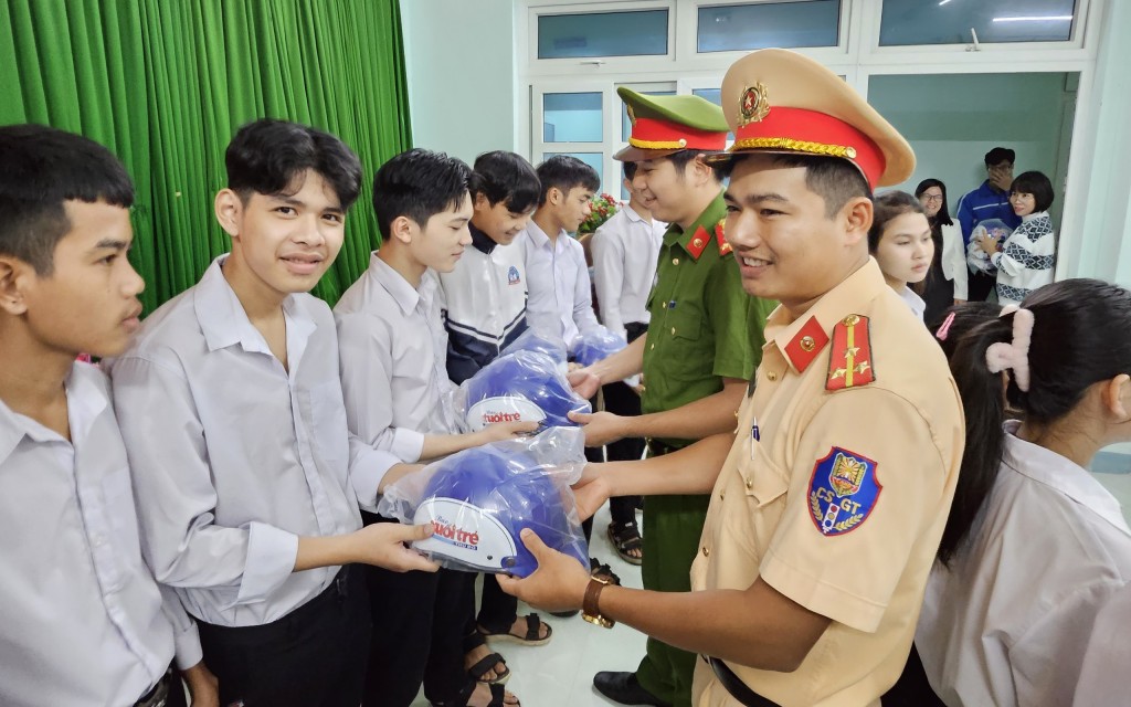 Trao tặng mũ bảo hiểm cho các em học sinh trường THPT Minh Long trong năm học 2023 – 2024