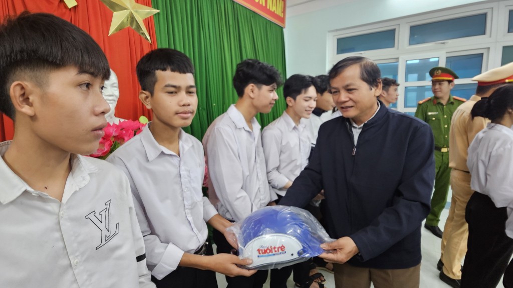 Báo Tuổi trẻ Thủ đô trao tặng 200 mũ bảo hiểm cho học sinh