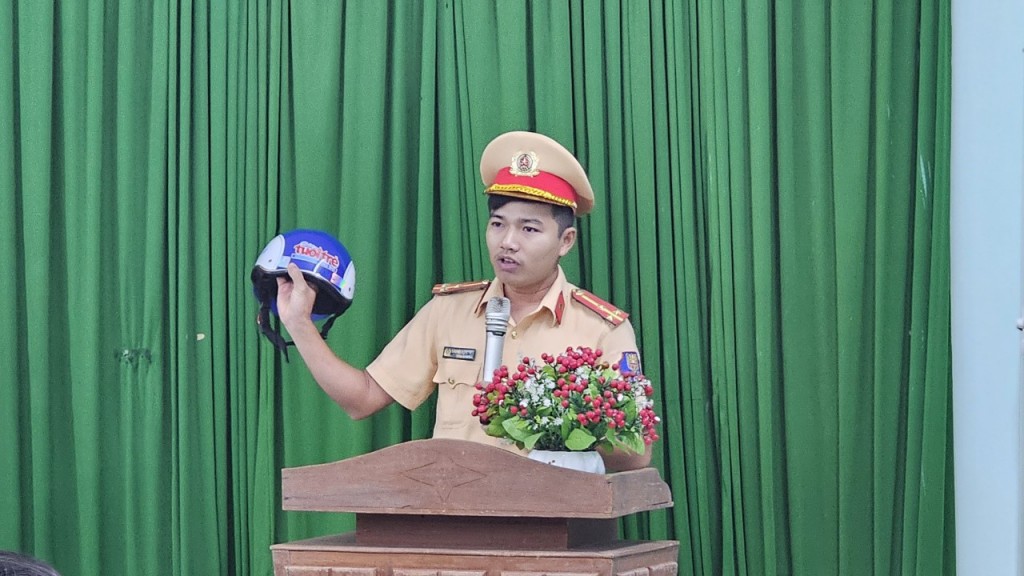 đồng chí Nguyễn Ngọc Khải cán bộ Đội cảnh sát quản lý hành chính về TTXH, GT, TT Công an huyện Minh Long