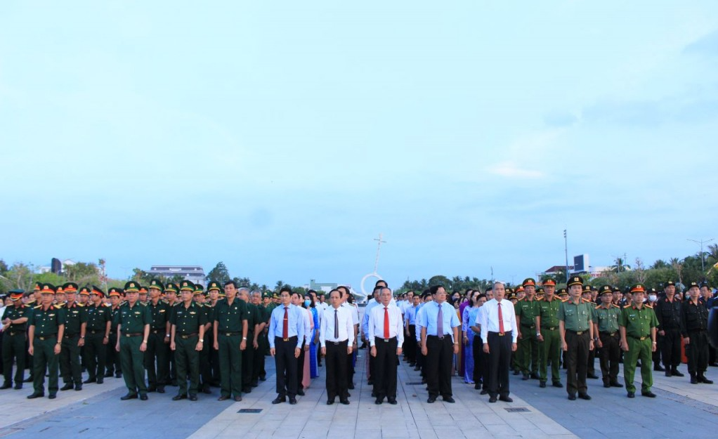 Các đồng chí lãnh đạo tỉnh và đông đảo cán bộ, công chức, viên chức, lực lượng vũ trang tham dự lễ chào cờ.