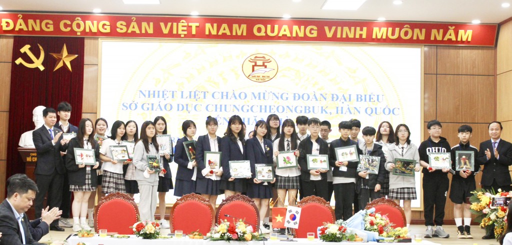 Học sinh Hàn Quốc trải nghiệm văn hóa, giáo dục tại Hà Nội