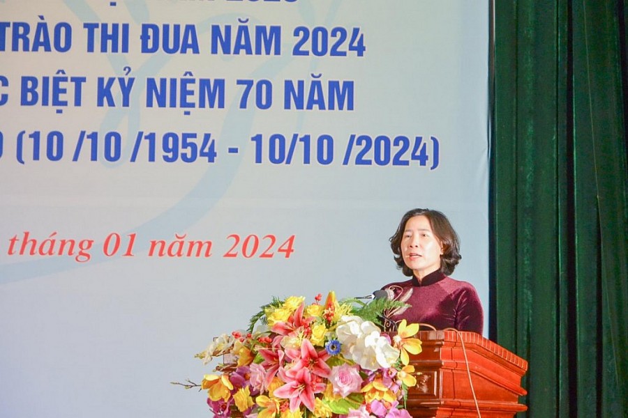 Chủ tịch Hội Liên hiệp phụ nữ thành phố Lê Kim Anh phát động thi đua