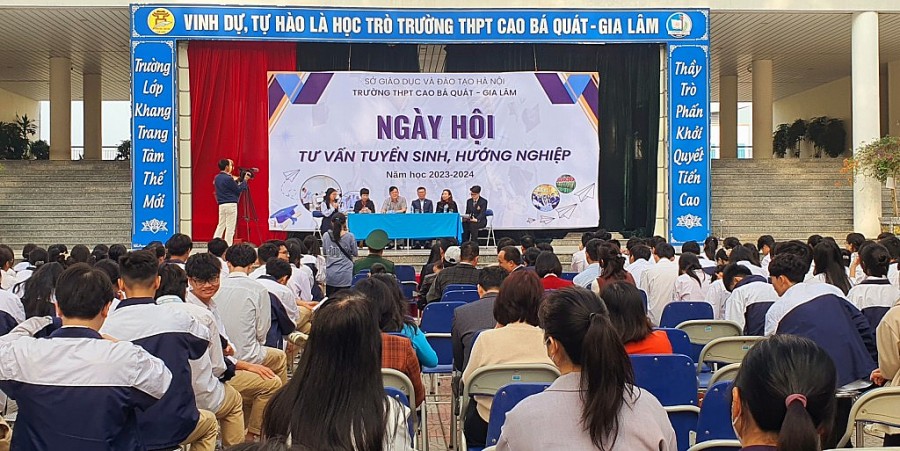 Hơn 2.000 học sinh tham dự ngày hội tư vấn hướng nghiệp, tuyển sinh