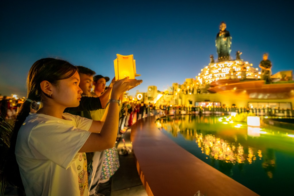 Hơn 20.000 ngọn đèn đăng sẽ được thắp sáng trong Lễ Khai quang Tượng Phật Di Lặc. Ảnh: Nguyễn Minh Tú