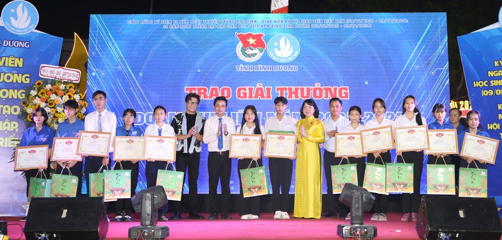 Tuyên dương 17 học sinh, sinh viên đạt giải thưởng Đoàn Thị Liên năm 2023
