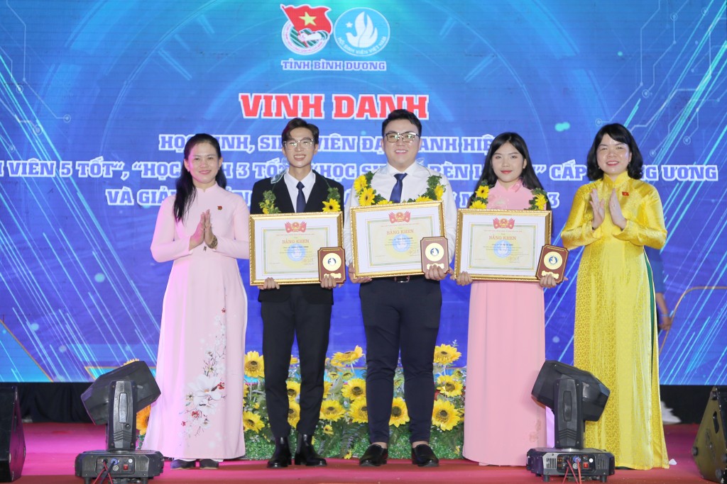 Tuyên dương 3 sinh viên đạt giải thưởng “Sao Tháng Giêng” cấp Trung ương năm 2023