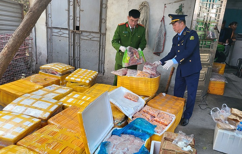 Công an quận Bắc Từ Liêm phối hợp với lực lượng quản lý thị trường bắt giữ hơn 1 tấn thực phẩm bẩn  tiêu thụ dịp Tết