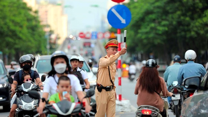 Cảnh sát giao thông phân luồng xe, chống ùn tắc