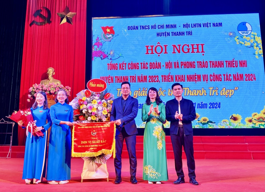 Đồng chí Trần Quang Hưng, Phó Bí thư Thành đoàn Hà Nội trao cờ thi đia xuất sắc tới Huyện đoàn Thanh Trì