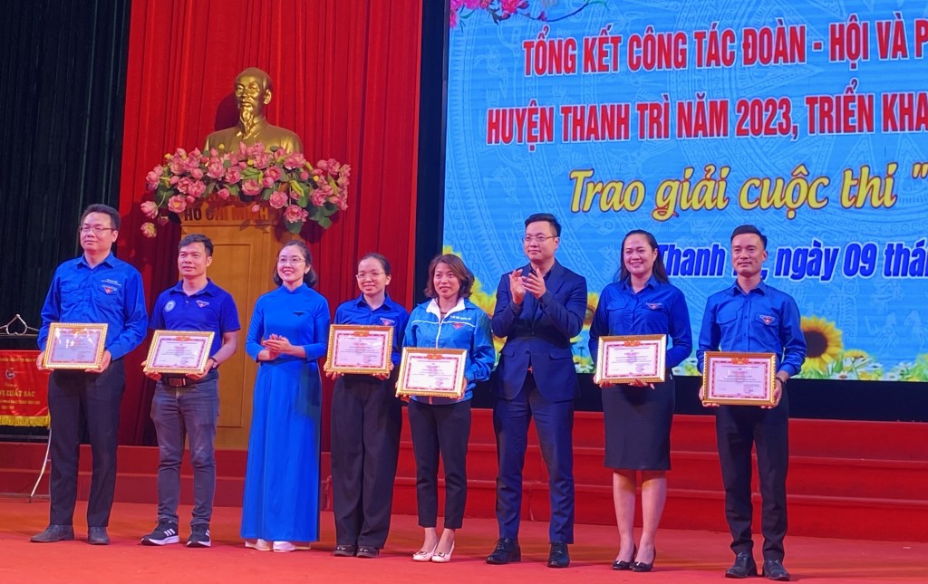 Đồng chí Trần Quang Hưng, Phó Bí thư Thành đoàn Hà Nội và đồng chí Tạ Thu Sa, UVBCH Thành đoàn, Bí thư Huyện đoàn Thanh Trì trao khen thưởng tới các cá nhân xuất sắc