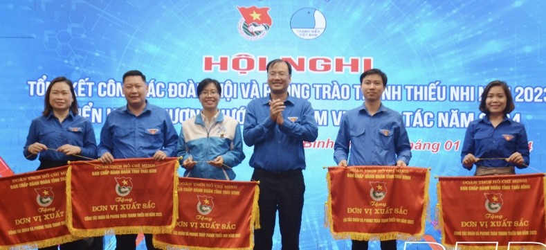 Anh Thiệu Minh Quỳnh, Thái Bình trao cờ tới các đơn vị xuất sắc