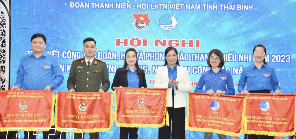 Các tập thể nhận cờ đơn vị xuất sắc của Tỉnh đoàn, Hội Liên hiệp Thanh niên tỉnh
