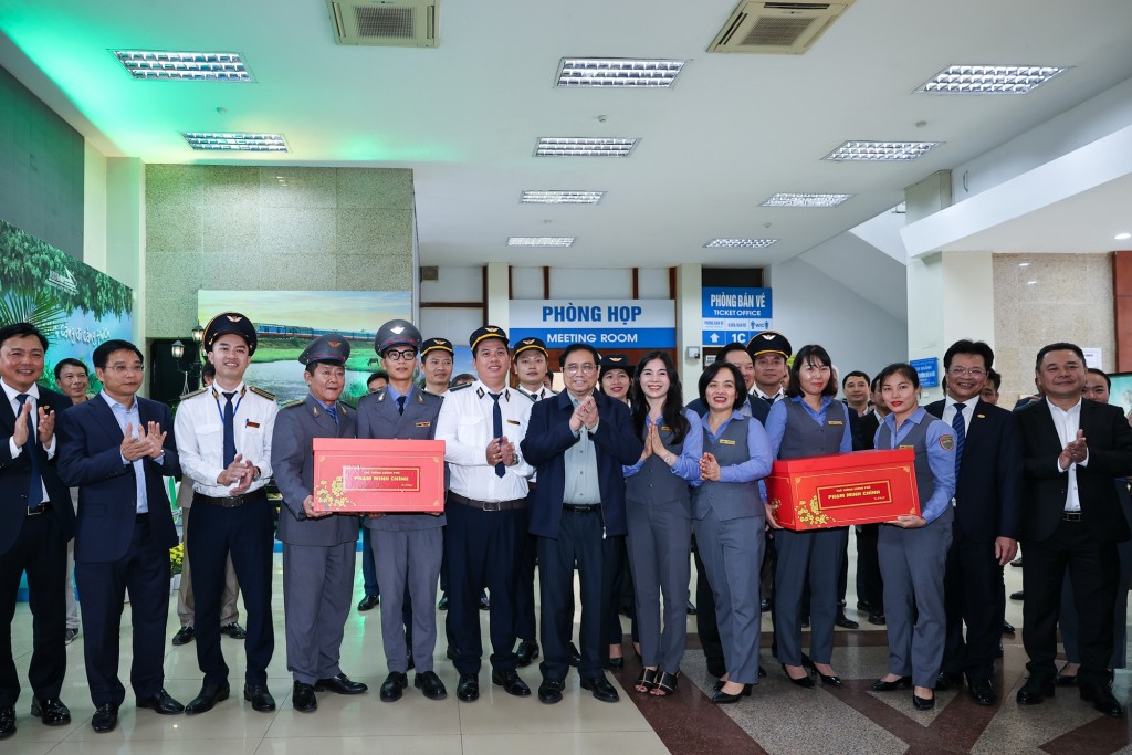 Thủ tướng Phạm Minh Chính tặng quà cho nhân viên Ga Hà Nội - Ảnh: VGP/Nhật Bắc