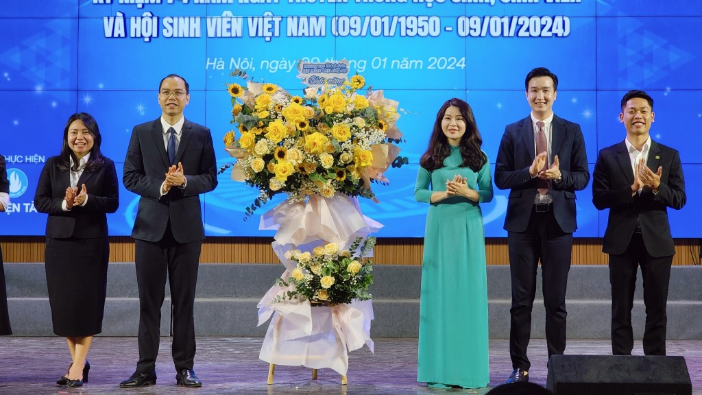 Các đồng chí: Chu Hồng Minh, Đào Đức Việt tặng hoa cho Hội Sinh viên Việt Nam thành phố Hà Nội