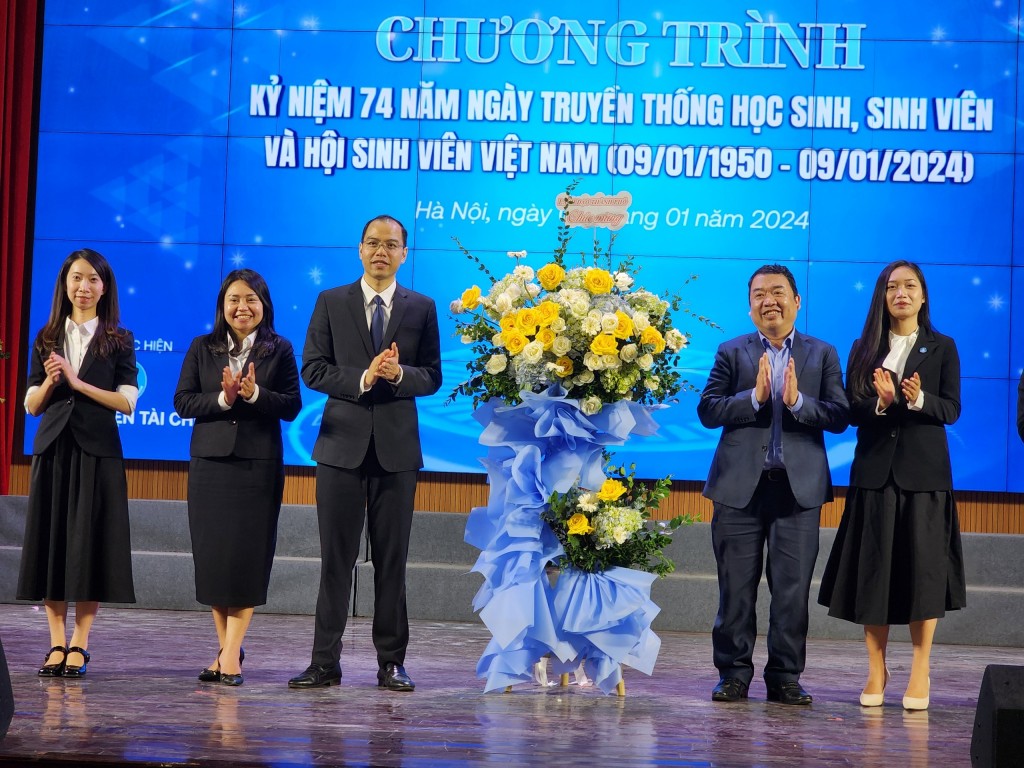 Đồng chí Đào Xuân Dũng, Phó Trưởng Ban Tuyên giáo Thành uỷ Hà Nội (bên phải) tặng hoa cho Hội Sinh viên Việt Nam thành phố Hà Nội