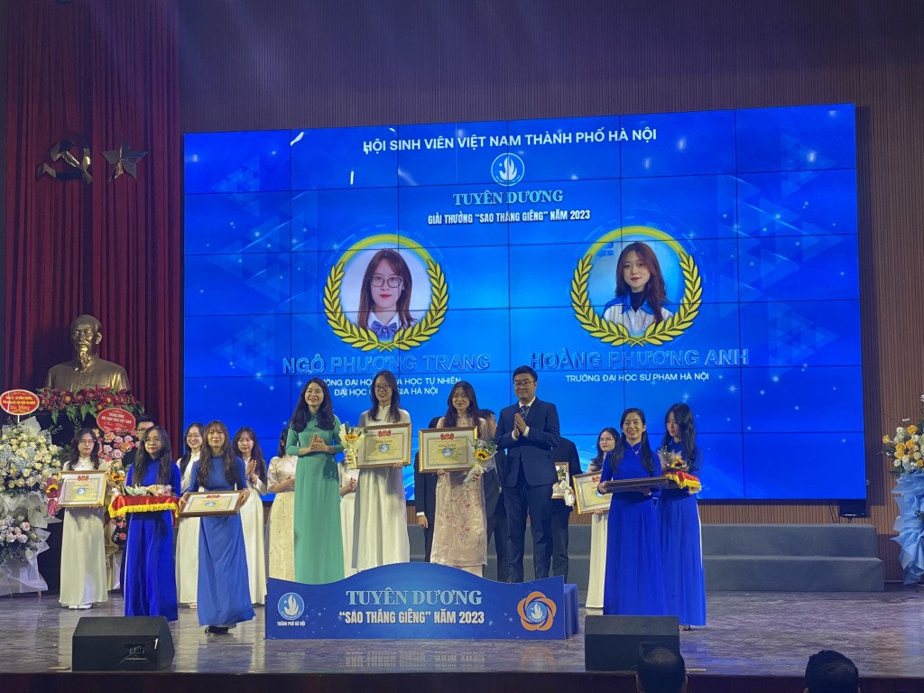 Các đồng chí: Nguyễn Bá Cát, Chu Hồng Minh tặng bằng khen cho cá nhân đạt giải thưởng Sao Tháng giêng