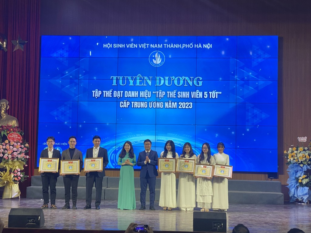 Các đồng chí: Nguyễn Bá Cát, Chu Hồng Minh tặng bằng khen cho Tập thể Sinh viên 5 tốt cấp Trung ương