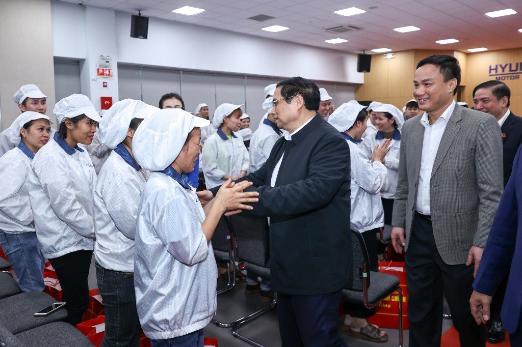 Công nhân, người lao động tại Công ty Kefico vui mừng, xúc động đón Thủ tướng Phạm Minh Chính đến thăm - Ảnh: VGP/Nhật Bắc