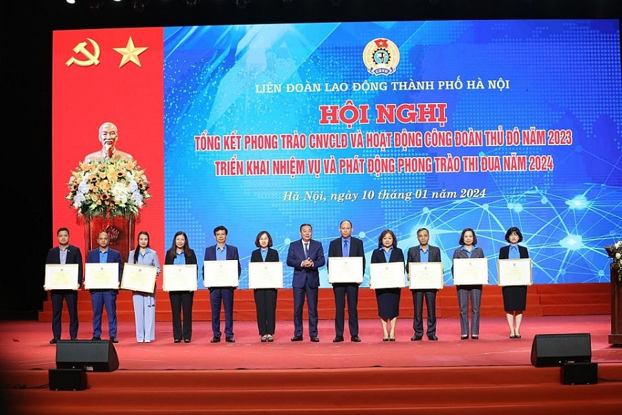 Phó Chủ tịch Thường trực UBND TP Hà Nội Lê Hồng Sơn trao Bằng khen cho các tập thể