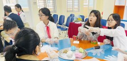 Học sinh Hàn Quốc thích thú với trải nghiệm làm bánh trôi
