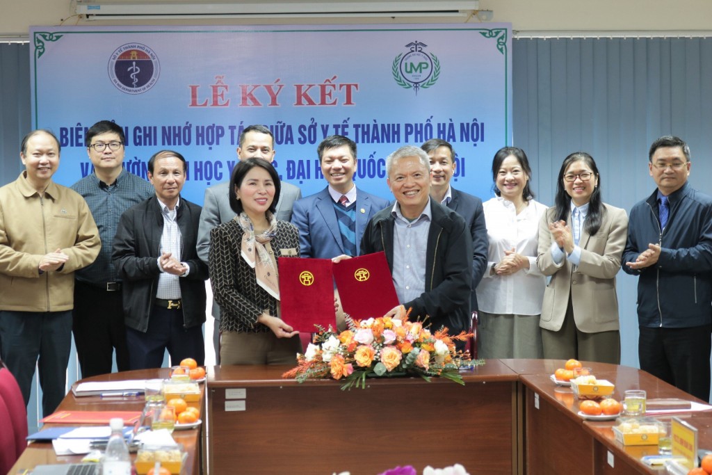 TS Trần Thị Nhị Hà, Giám đốc Sở Y tế Hà Nội ký kết hợp tác Đại học Y Dược, Đại học Quốc gia Hà Nội