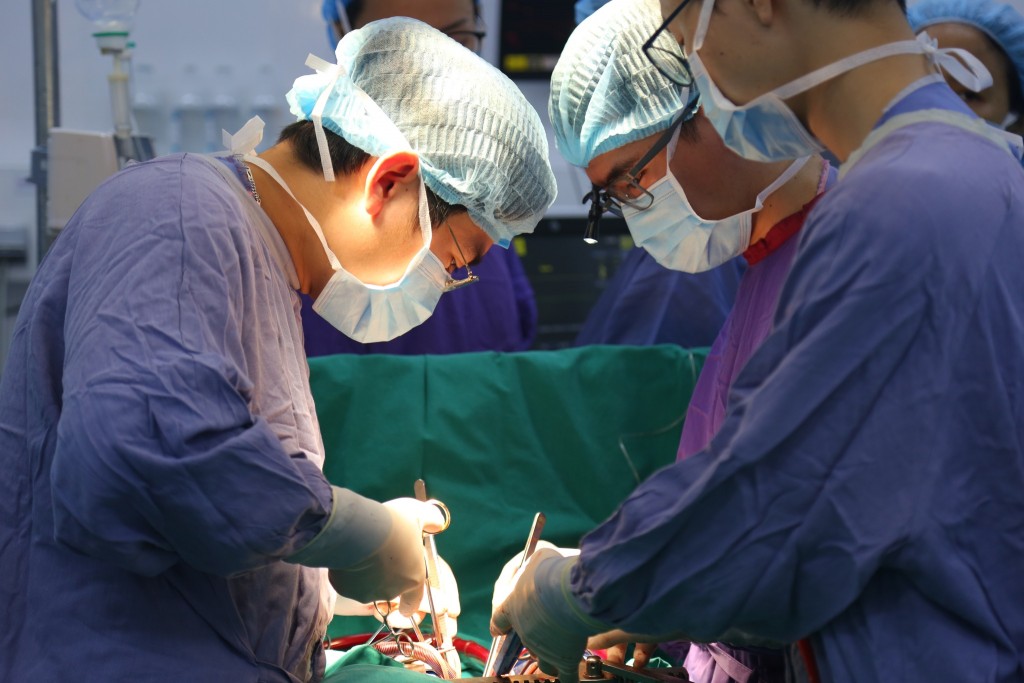 Các y bác sĩ Bệnh viện Việt Đức tiến hành ca ghép tạng cho bệnh nhi từ nguồn tạng hiến của 2 người cho chết não