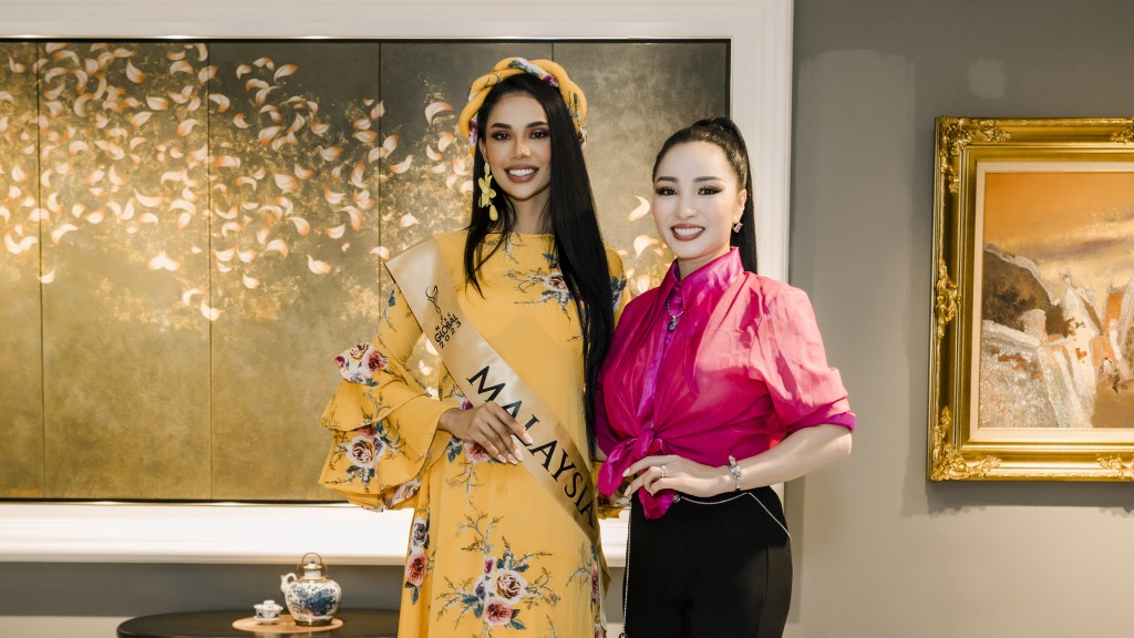 Thí sinh Miss Global 2023 khoe dáng với áo dài của NTK Châu Loan