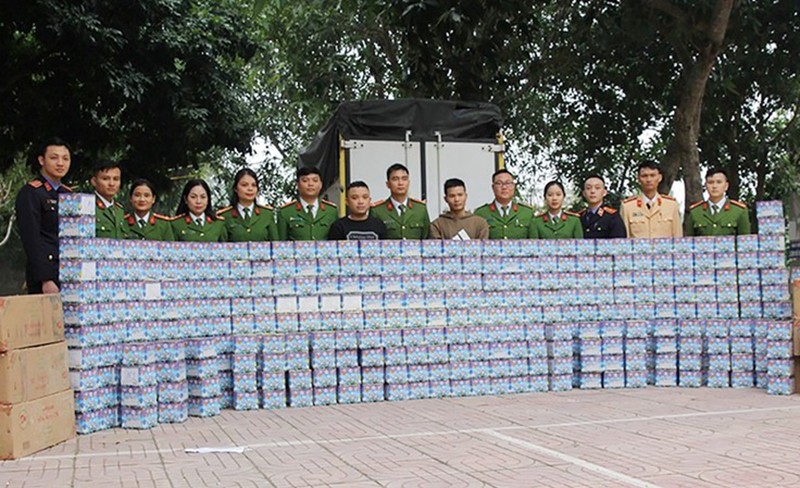 Lực lượng chức năng tỉnh Nghệ An bắt giữ 2 đối tượng Trường, An và hơn 1,4 tấn pháo