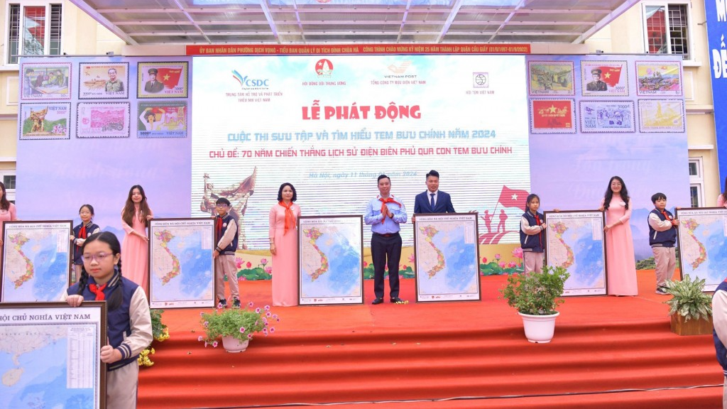 Hội đồng Đội Trung ương, Trung tâm Hỗ trợ và phát triển thiếu nhi Việt Nam trao tặng tấm bản đồ Việt Nam cho các chi đội của Trường Tiểu học Trung Yên