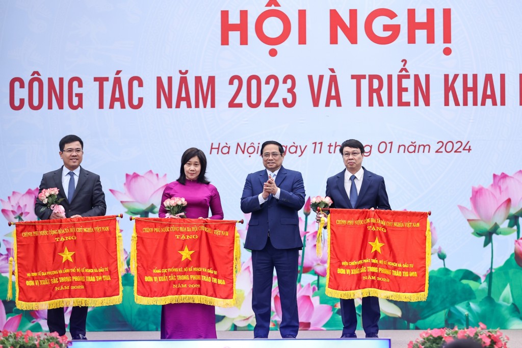 Thủ tướng tặng Cờ thi đua của Chính phủ cho các đơn vị đạt thành tích xuất sắc - Ảnh: VGP/Nhật Bắc