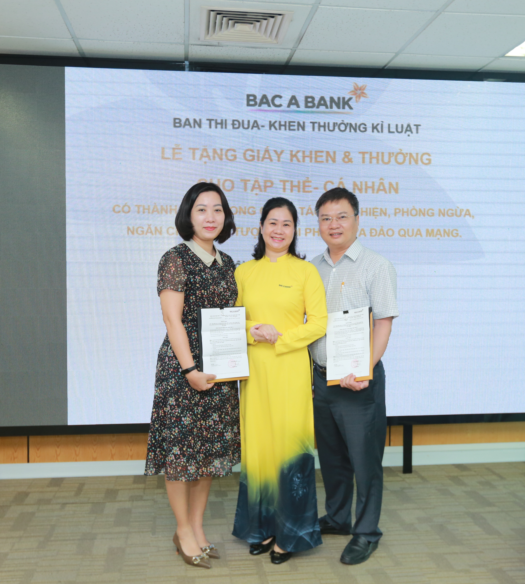 BAC A Bank khen thưởng tập thể, cá nhân phát hiện, ngăn chặn tội phạm lừa đảo qua mạng