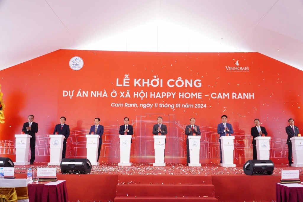 Các đại biểu tiến hành nghi thức khởi công dự án nhà ở xã hội Happy Home tại TP Cam Ranh 
