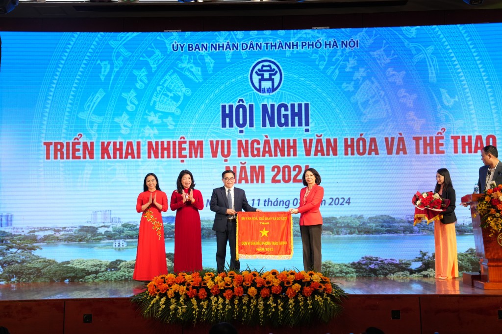 Sở Văn hóa và Thể thao Hà Nội nhận Cờ thi đua xuất sắc của Bộ Văn hóa và Thể thao Hà Nội
