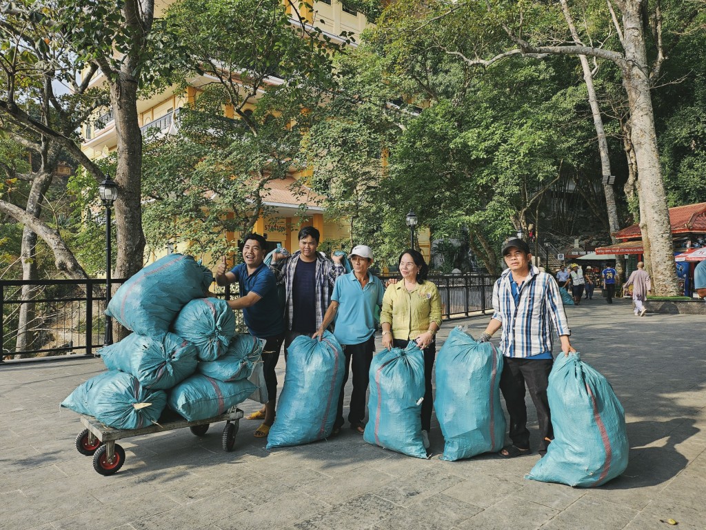 Hơn 2 tấn rác đã được thu gom trong ngày ra quân của Ngày Xanh Núi Bà