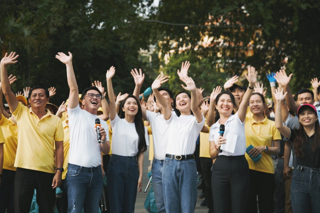 Hơn 2 tấn rác đã được thu gom trong ngày ra quân của Ngày Xanh Núi Bà