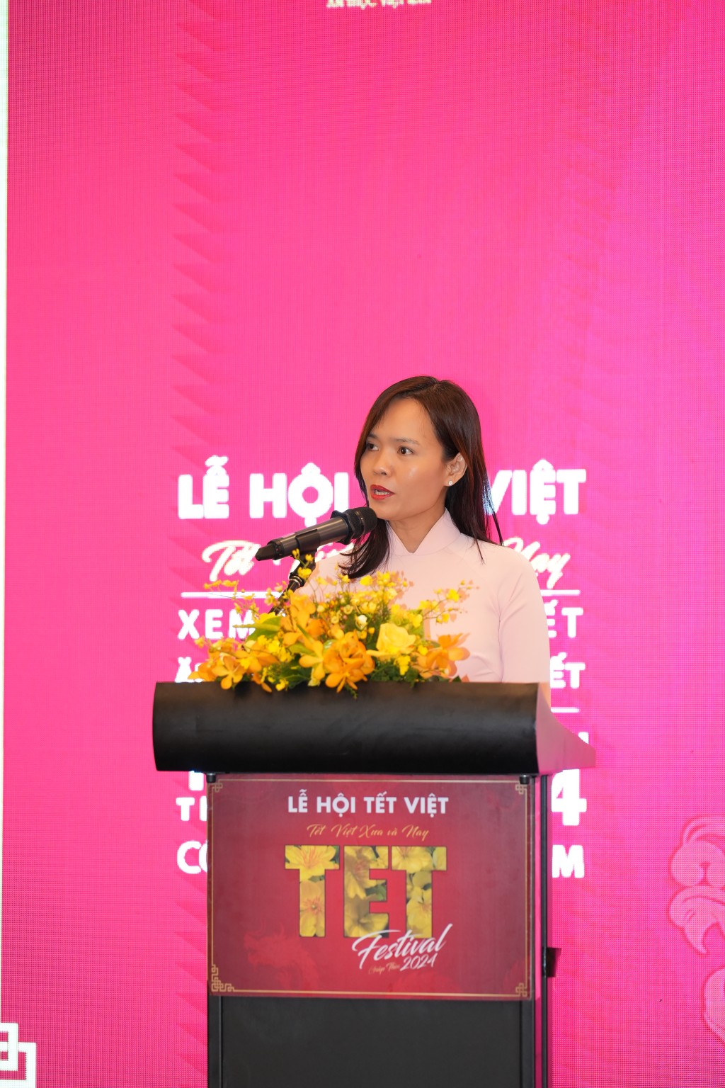Ảnh 2. Bà Đinh Hồng Vân, Giám đốc tiếp thị cấp cao – Đại diện Công ty Cổ Phần Hàng tiêu dùng Masan phát biểu tại họp báo