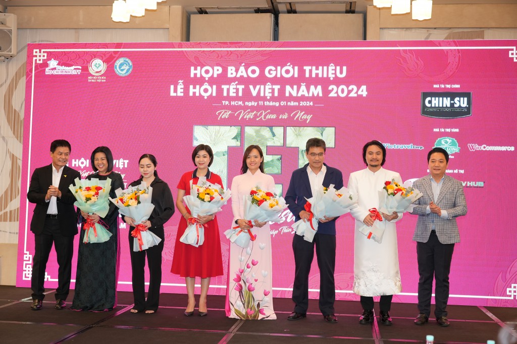 Ảnh 4. Ban tổ chức Lễ hội Tết Việt tặng hoa cho các Nhà tài trợ