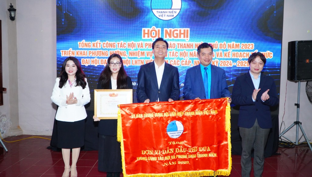 Giữ vững vị thế đầu tàu trong phong trào thanh niên Giữ vững vị thế đầu tàu trong phong trào thanh niên
