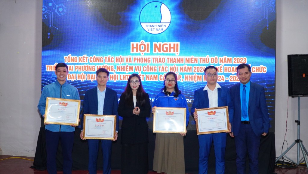 Giữ vững vị thế đầu tàu trong phong trào thanh niên Giữ vững vị thế đầu tàu trong phong trào thanh niên