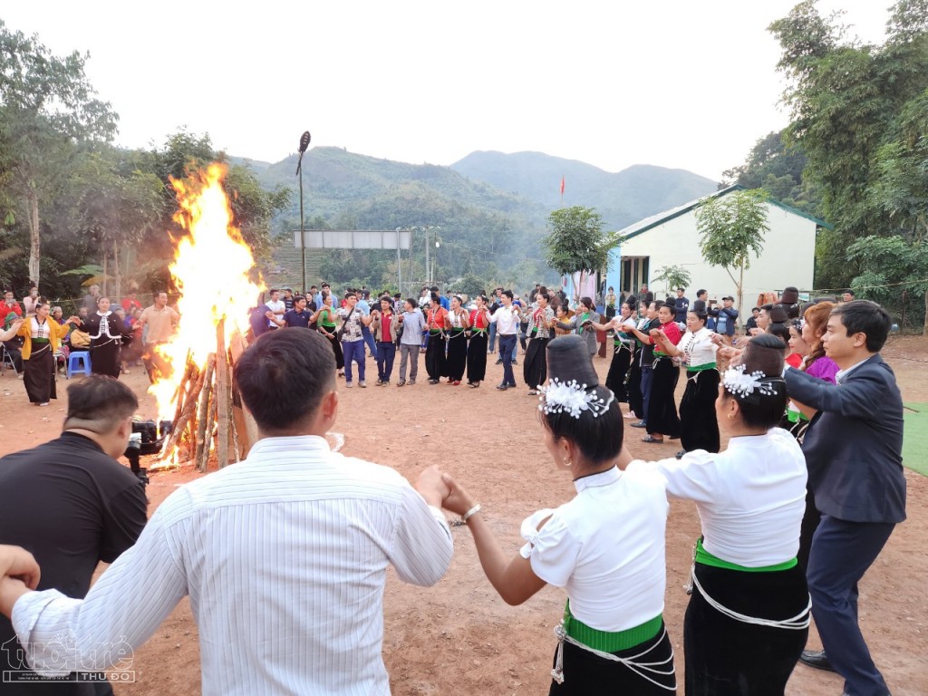 Dân bản Nà Ủi cùng Đoàn công tác Nhựa Tiền Phong cùng nhau vui nhộn bên ngọn lửa trại 