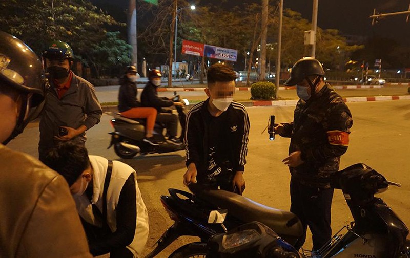 Tổ công tác 141 kiểm tra, xử lý các thanh, thiếu niên phóng xe lạng lách đánh võng trên đường phố Hà Nội