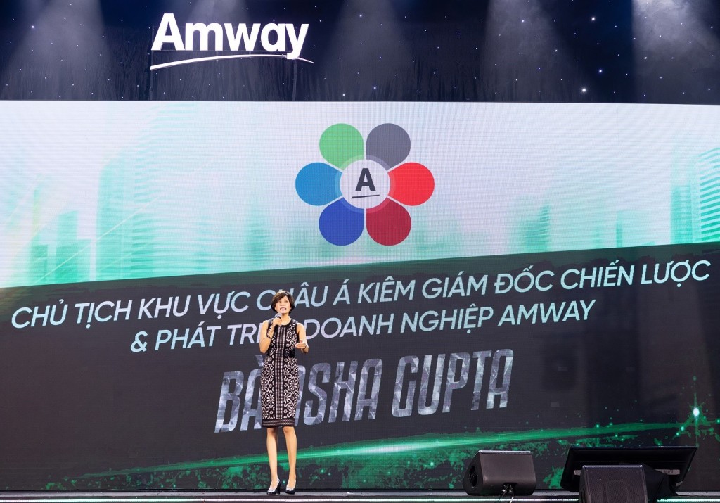 Bà Asha Gutap - Chủ tịch khu vực Châu Á, Giám đốc Chiến lược và phát triển doanh nghiệp Amway chúc mừng Nutrilite kỷ niệm 90 năm