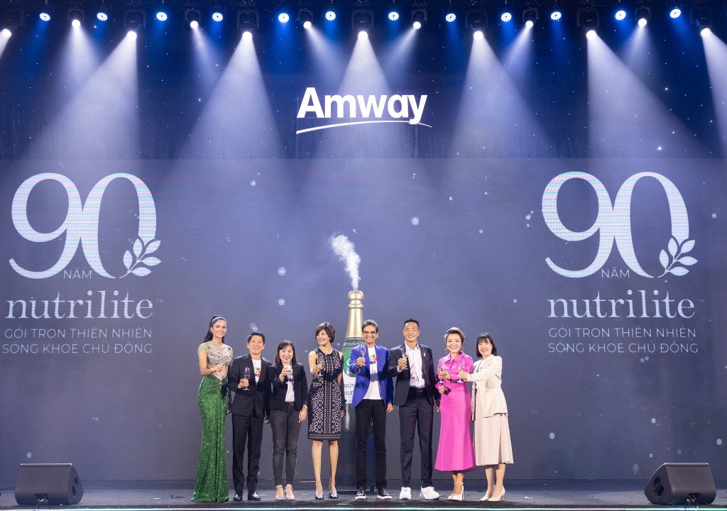 Ban Giám đốc và Nhà phân phối lãnh đạo Amway Việt Nam chúc mừng Nutrilite 90 năm hành trình phát triển và phụng sự sức khỏe người tiêu dùng