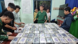 Hàng trăm gói nghi ma túy dạt vào bờ biển Bình Sơn