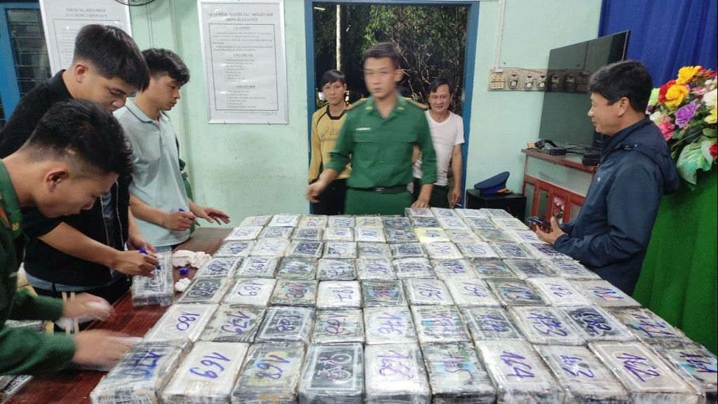 Hàng trăm gói nghi ma túy dạt vào bờ biển Bình Sơn